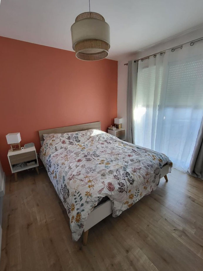 Ambiance douce et chaleureuse d'une suite parentale bohème aménagée à Berchères-la-Maingot, réalisée par ABL Intérieur.