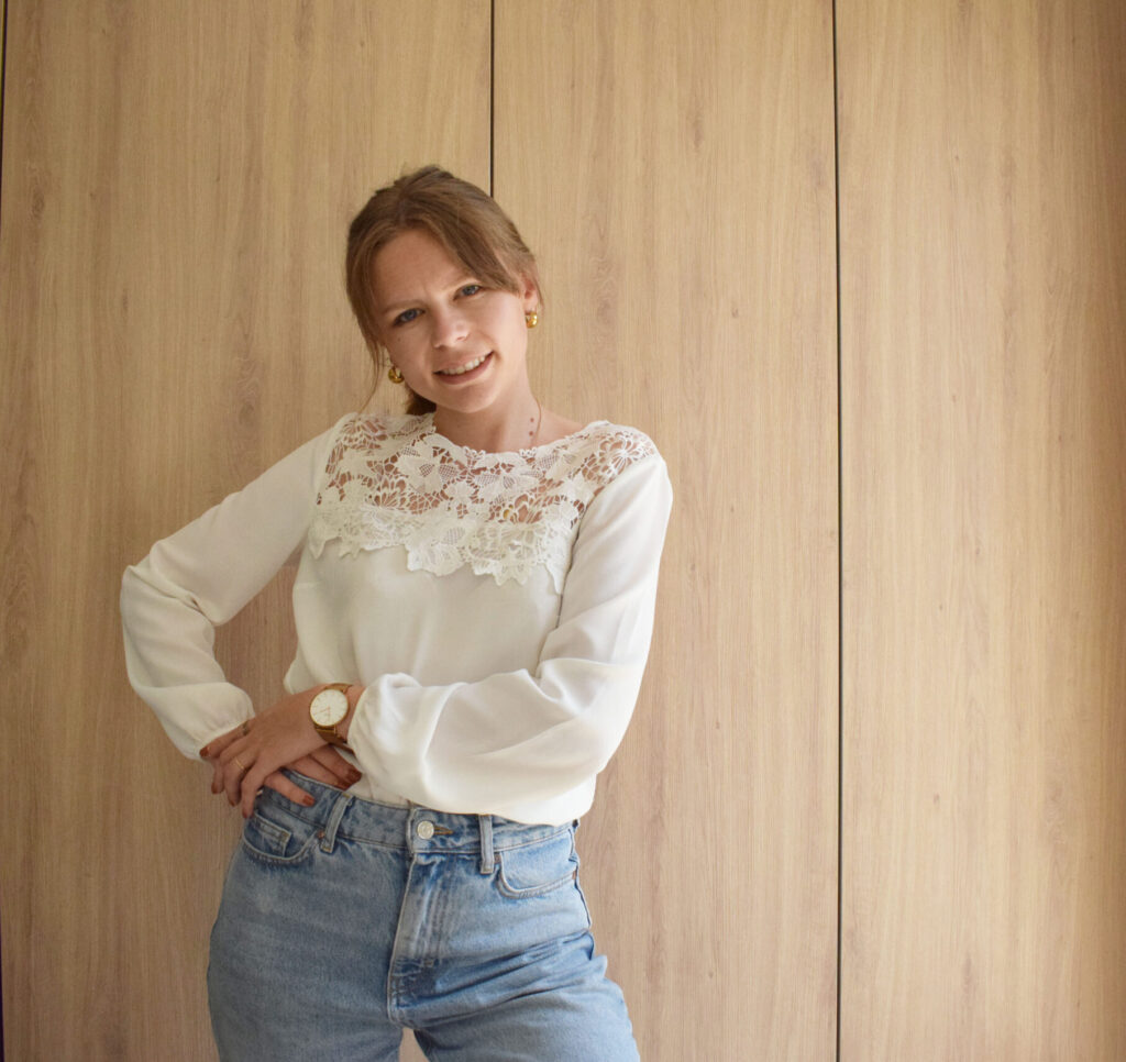 Axelle, décoratrice d’intérieur à Cholet, fondatrice d’ABL Intérieur, souriante et prête à l'action