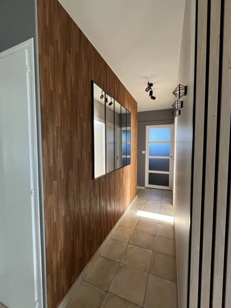 Aménagement d’un couloir fonctionnel dans une maison avec miroir pour agrandir l’espace, ambiance lumineuse et contemporaine